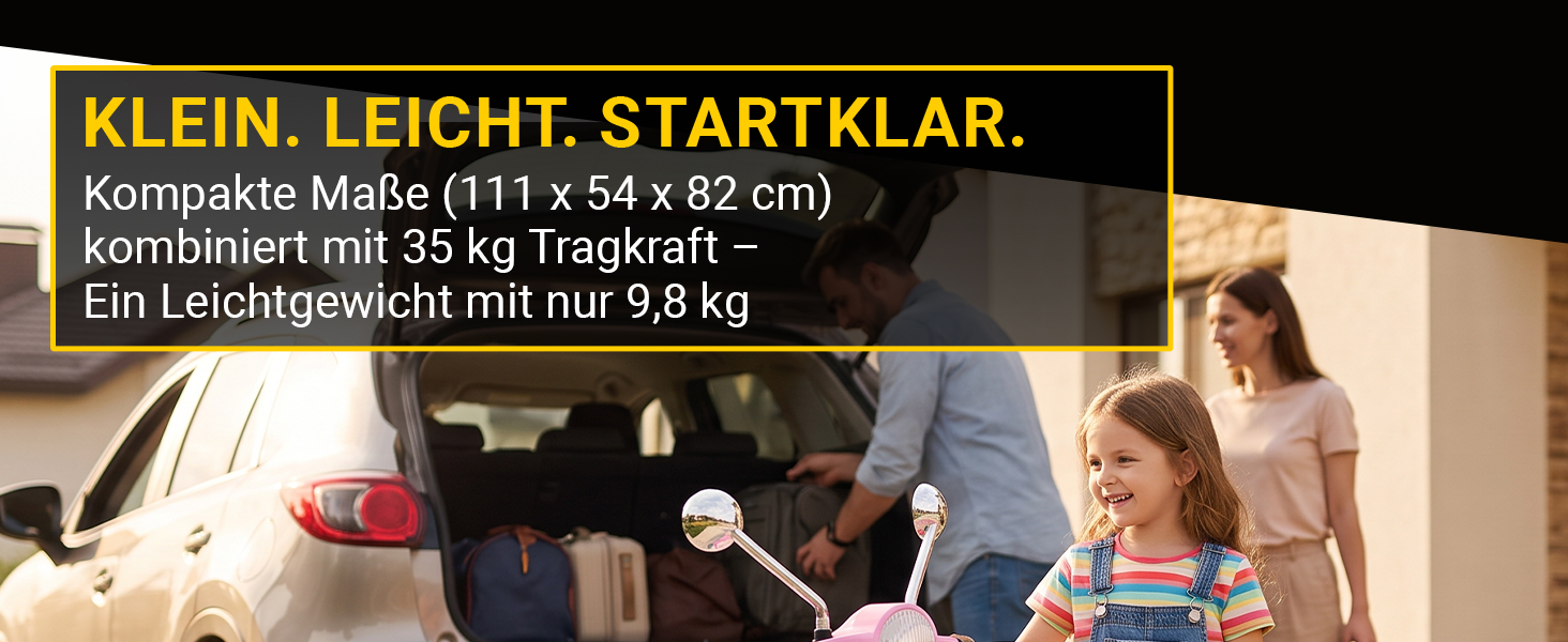 Kinder Elektro-Vespa – Kompakt, leicht & transportabel Mädchen mit rosa Kinder Elektro-Vespa vor einem Auto mit geöffnetem Kofferraum. Kompakte Maße, 9,8 kg Eigengewicht und 35 kg Tragkraft.